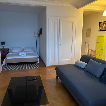 Between The Train Station And Saint Francois 洛桑